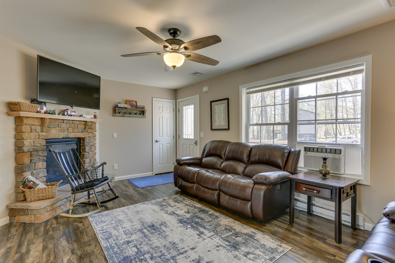 Lake Ariel Vacation Rental
